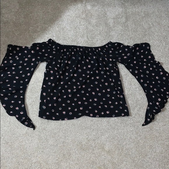 Off the shoulder shirt. - Picture 1 of 3